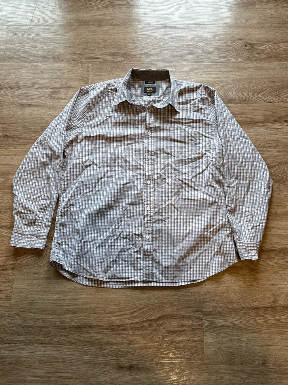 Lee Men's Casual Button-Down Shirt in White and Brown Plaid